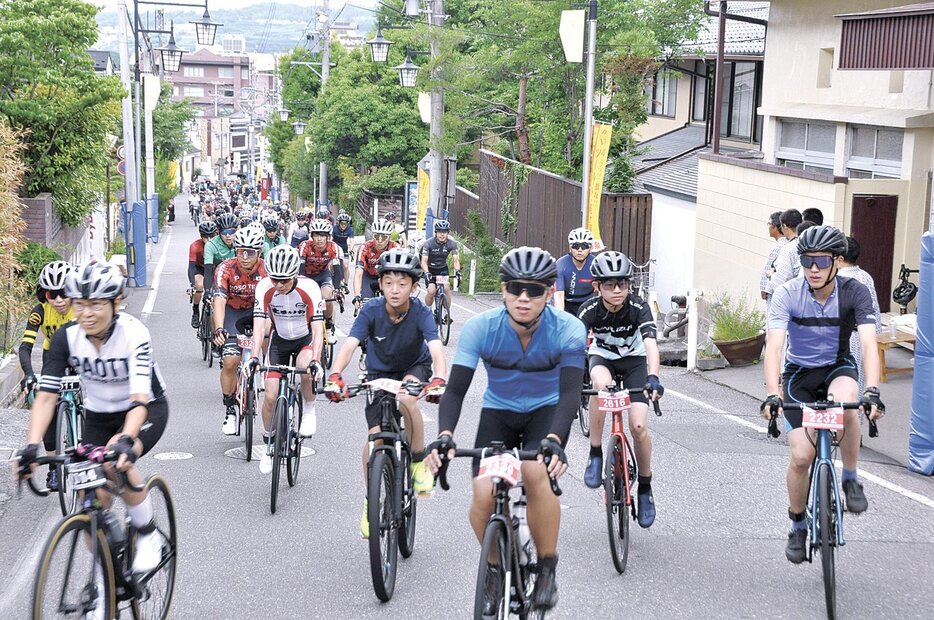 観光客や地元住民の声援を受けながら温泉街を駆け抜ける選手たち