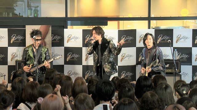 息子の実際の泣き声が収録された新曲を披露