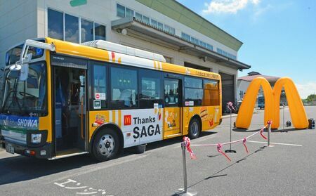 ハンバーガーやポテトのイラストが描かれたラッピングバス=佐賀市の昭和自動車佐賀営業所