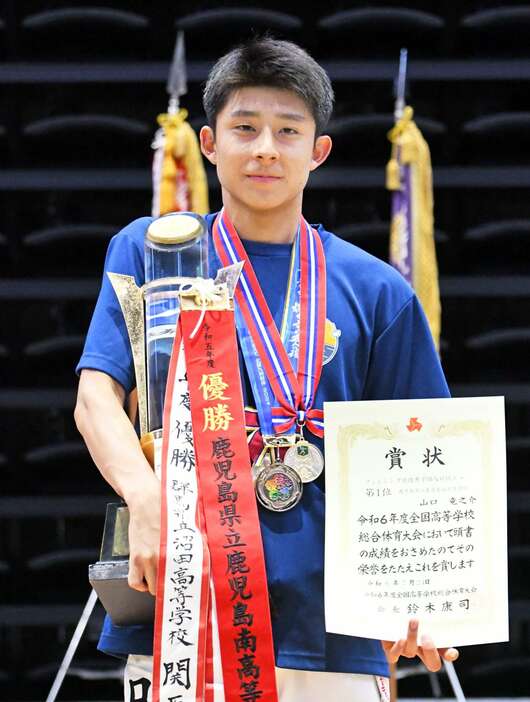 フェンシング男子個人エペで優勝した山口竜之介（鹿南）＝ＳＡＧＡアリーナ