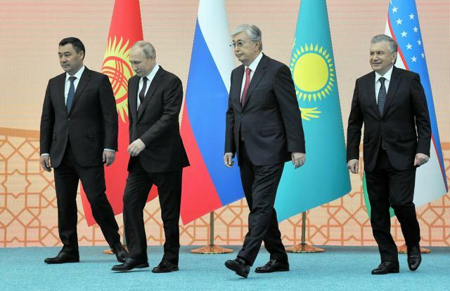 2022年10月14日、カザフスタンのアスタナで開催されたロシアと中央アジア諸国と首脳会議に出席したロシアのプーチン大統領（左から２人目）とカザフスタン、ウズベキスタン、キルギスの首脳=ロイター