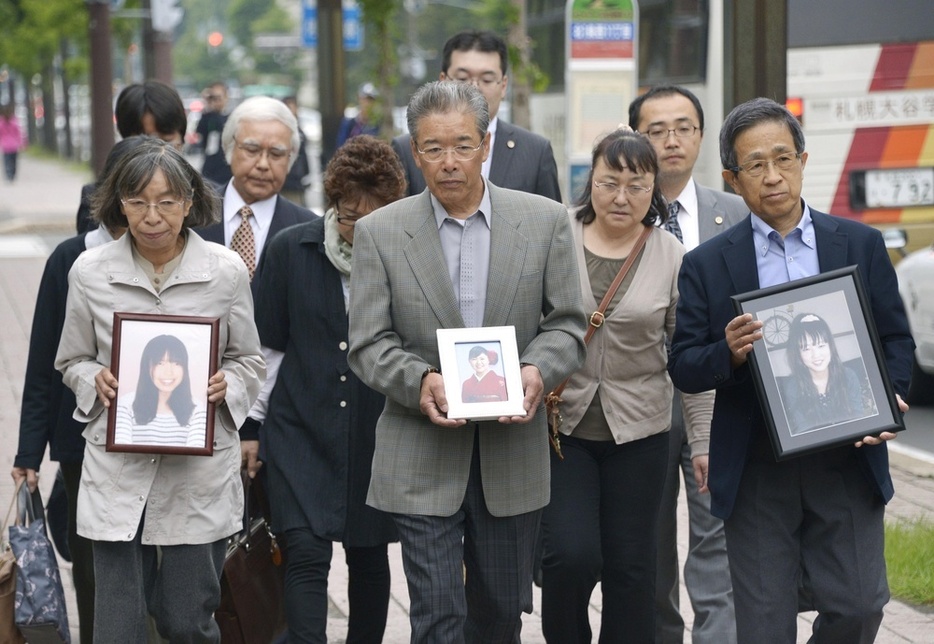 2015年、小樽4人死傷飲酒ひき逃げ事件の初公判で、札幌地裁に向かう遺族ら＝札幌市中央区