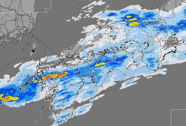 1日午前11時時点の1時間雨量の解析図。九州北部を中心に広い範囲で降水が強まっている=気象庁ウェブサイトから
