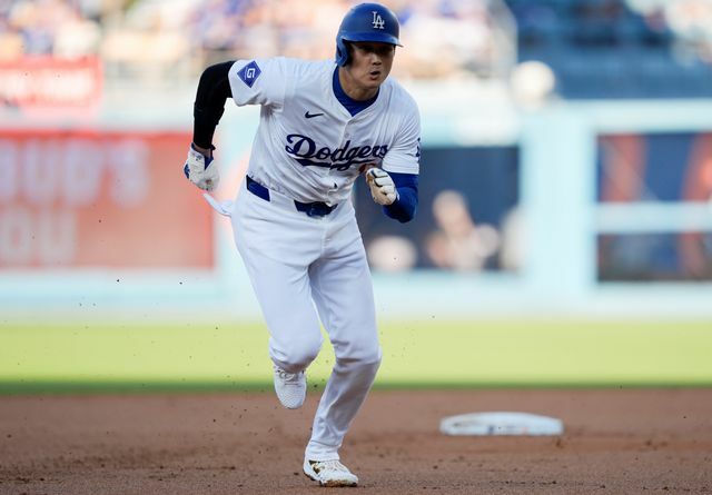 3塁へ盗塁を行った大谷翔平選手(写真：AP/アフロ)