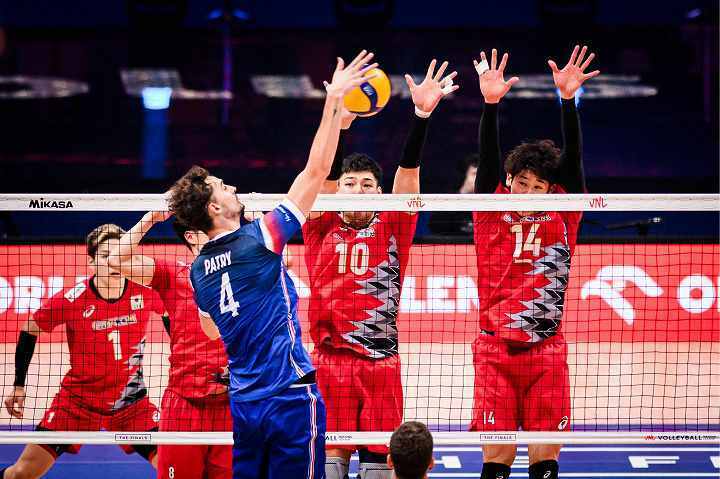 日本は決勝でフランスと激闘を繰り広げた。(C) Volleyball World
