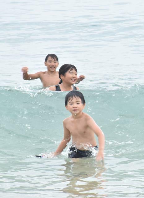 海開きした下阿蘇ビーチで初泳ぎを楽しむ子どもたち