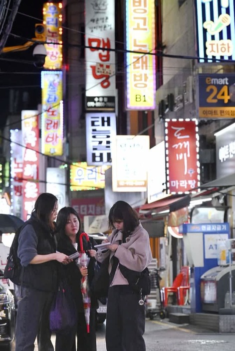 性売買の温床とされる繁華街のカラオケ店を巡回する「相談所」のスタッフ＝３月２８日、ソウル（撮影・金民熙、共同）