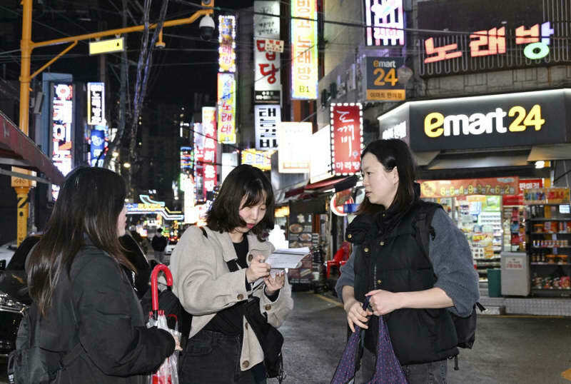 性売買の温床とされる繁華街のカラオケ店を巡回する「相談所」のスタッフ＝３月２８日、ソウル（撮影・金民熙、共同）