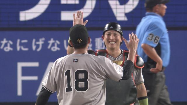 菅野智之投手と完封勝利を喜ぶ巨人の小林誠司選手