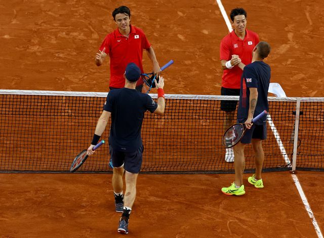 敗れたダニエル太郎選手と錦織圭選手は健闘をたたえあう(写真：ロイター/アフロ)