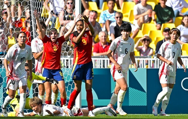 日本女子とスペイン女子が昨年のW杯に続き、大舞台で顔を合わせた。写真：金子拓弥 (サッカーダイジェスト写真部／JMPA代表撮影)