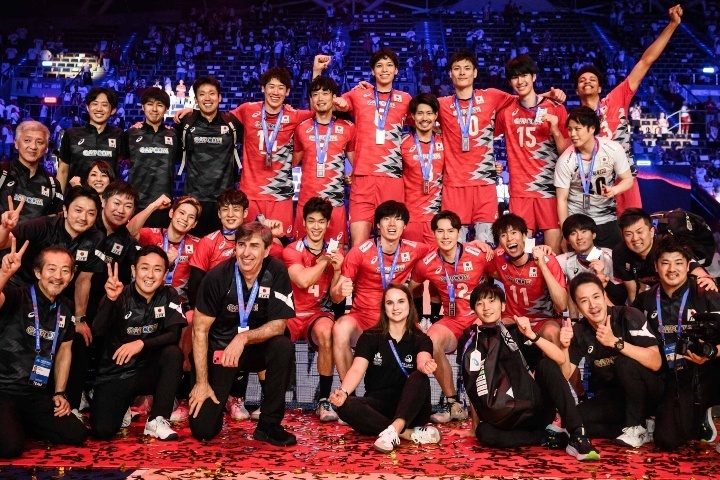 日本は主要国際大会で47年ぶりの銀メダルを獲得した。(C)Volleyball World
