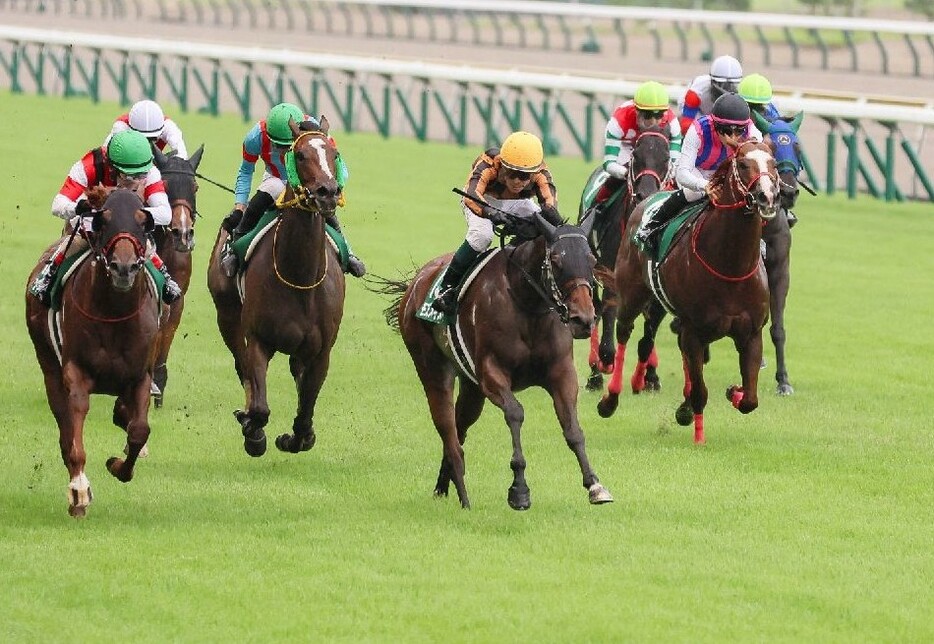 3番人気の4歳牝馬モズメイメイ(橙帽)が昨年葵S以来の重賞制覇