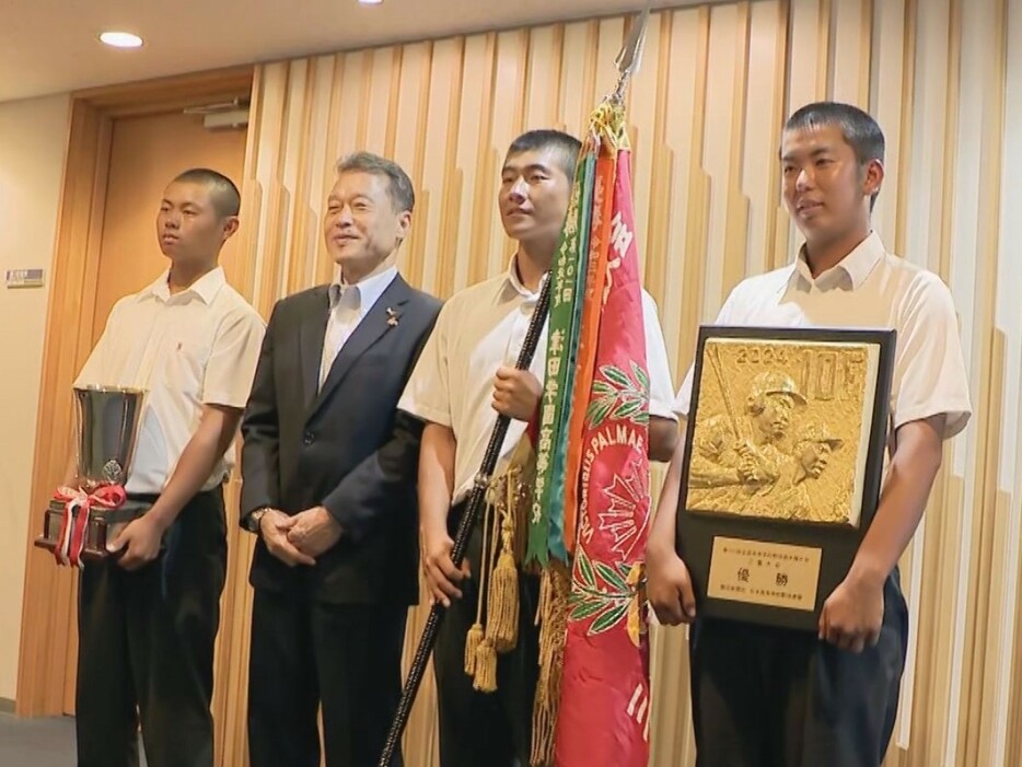 三重県庁を訪れた県立菰野高校野球部の選手たち 7月30日午後1時ごろ