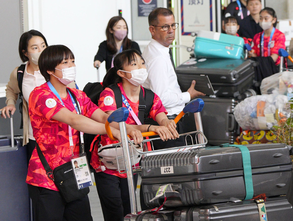 シャルル・ドゴール空港に到着したパリ五輪体操女子日本代表。（手前左から）牛奥小羽、岡村真＝パリ郊外（共同）