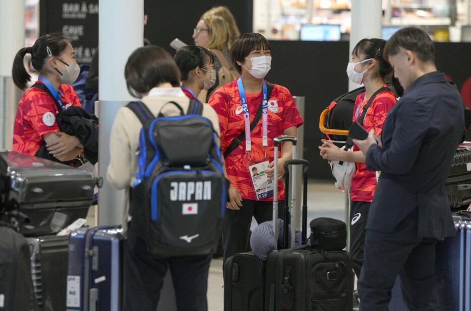 シャルル・ドゴール空港に到着したパリ五輪体操女子日本代表。（左から）岸里奈、中村遥香、牛奥小羽、岡村真＝パリ郊外（共同）