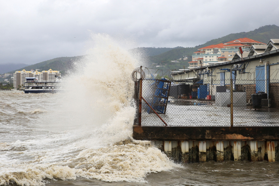 東カリブ海で１日、ハリケーン「ベリル」が強風をもたらし、電線が倒れたり屋根が飛ばされたりする被害が出ている。写真は７月１日、トリニダード・トバゴのポートオブスペインで撮影（２０２４年　ロイター/Andrea De Silva）