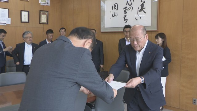 要望書を提出する岡山商工会議所の松田久会頭