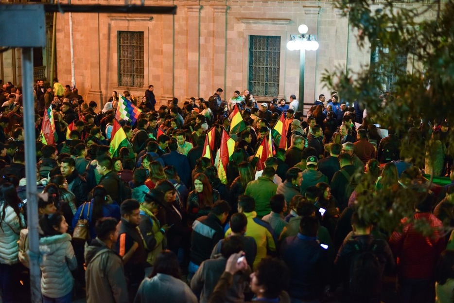 ボリビアの首都ラパスで軍事クーデターが失敗し、大統領公邸前で民主化に向けてボリビア政府との連帯を示す群衆（2024年6月26日）Miles Astray - shutterstock-