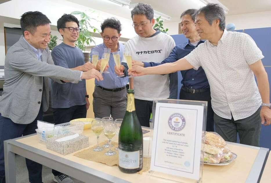 タナカヒロカズ株式会社の設立を祝い、乾杯する社長で「ほぼ幹事」の田中宏和さん（左から４人目）ら＝１日、東京都渋谷区