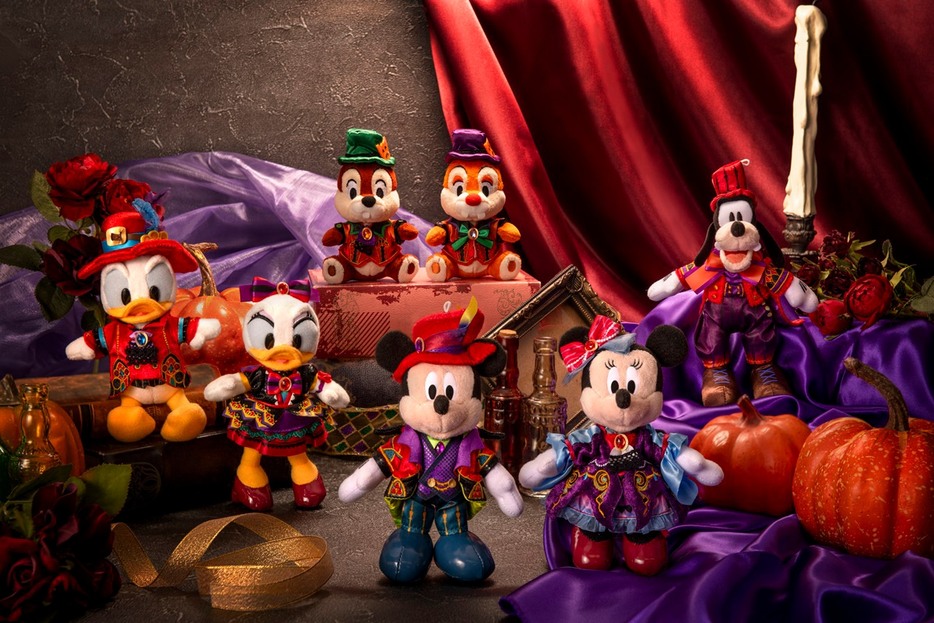 ハロウィーンパーティー衣装に身を包んだミッキーたちのグッズも登場（C）Disney