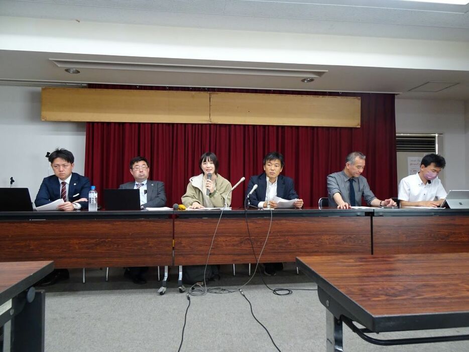 6月17日、北海道札幌市内で記者会見した「ヤジ排除訴訟」の原告と弁護団。（撮影／徃住嘉文）