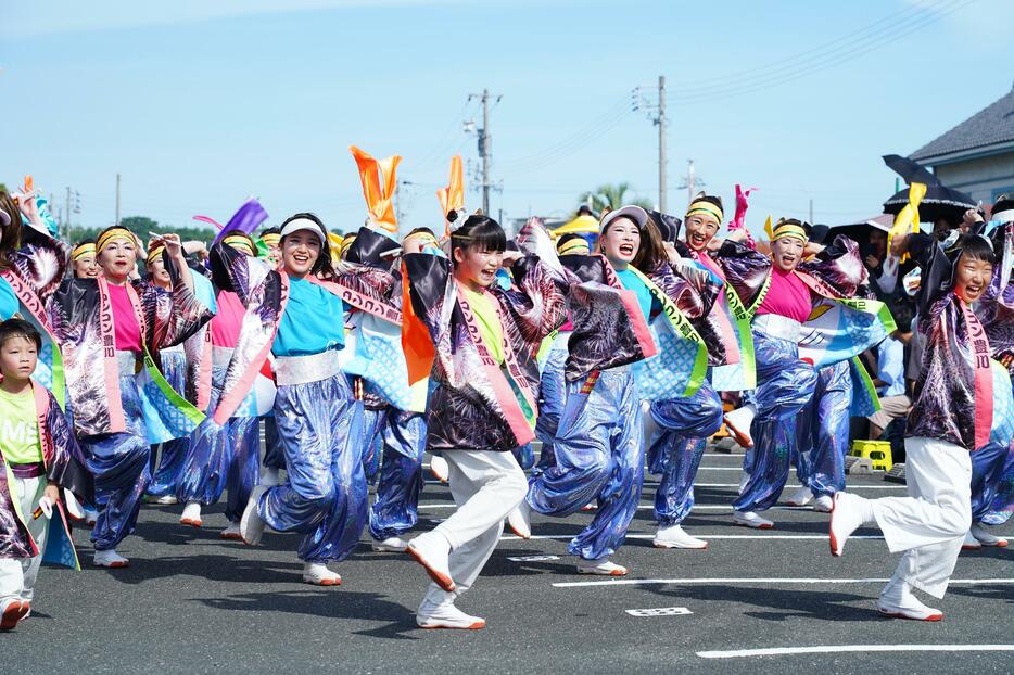 三河を中心に活動するチームなどのよさこい披露があった=蒲郡商工会議所で