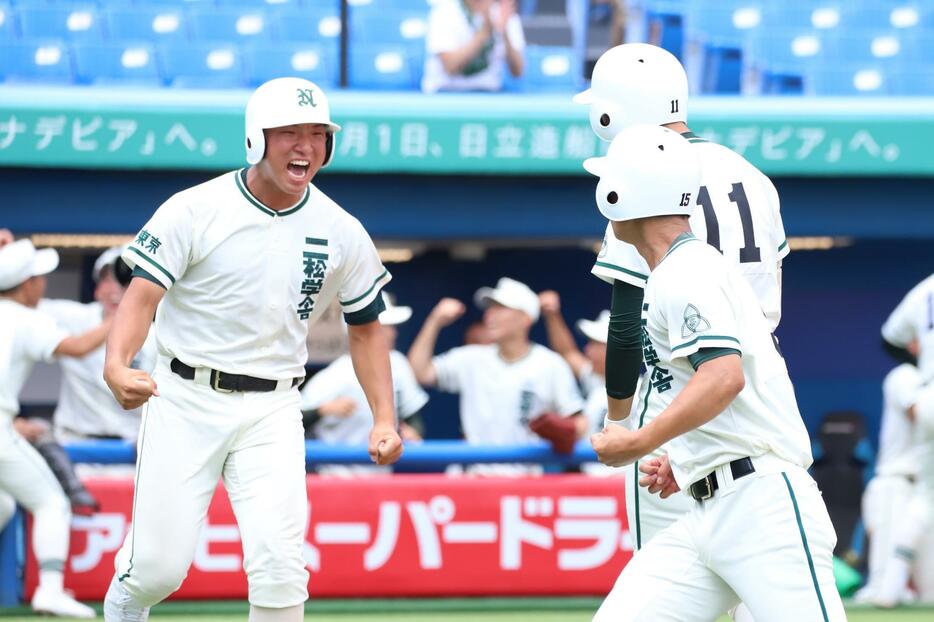 勝利した二松学舎大附の選手達