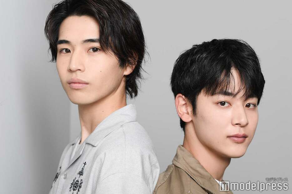 モデルプレスのインタビューに応じた中沢元紀、小林虎之介