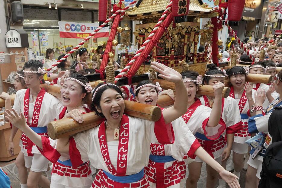 天神橋筋商店街で行われた「ギャルみこし」＝23日午後、大阪市北区