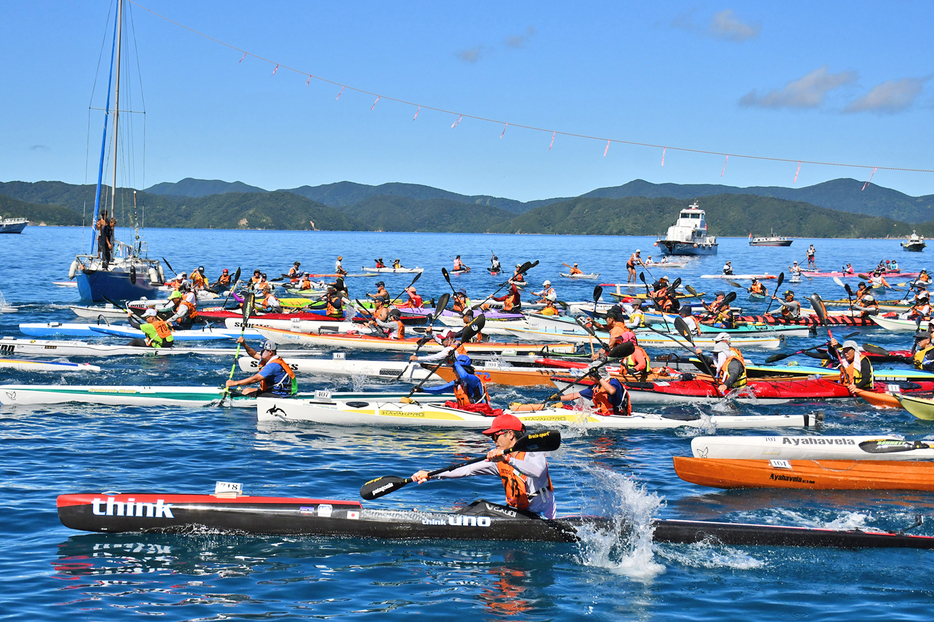 一斉にスタートする選手＝7日、鹿児島県瀬戸内町・古仁屋港