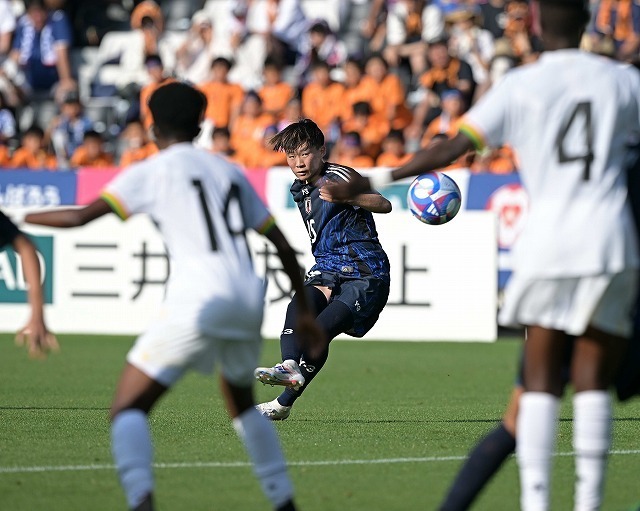 セットプレーで２得点を演出した藤野。写真：金子拓弥（サッカーダイジェスト写真部）