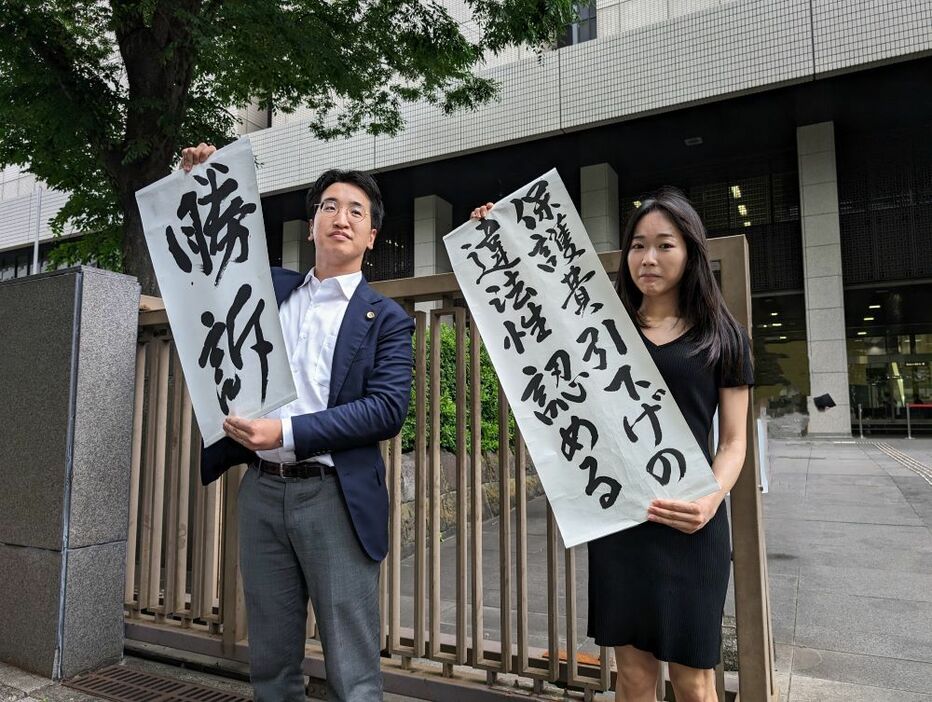 生活保護費減額訴訟で原告勝訴の東京地裁判決を報告する弁護団。6月13日、東京・霞が関の裁判所前で。（提供／原告弁護団）