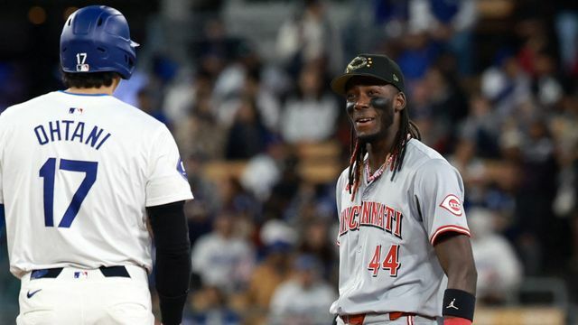 大谷翔平選手と会話するエリー・デラクルーズ選手(写真：USA TODAY Sports/ロイター/アフロ)