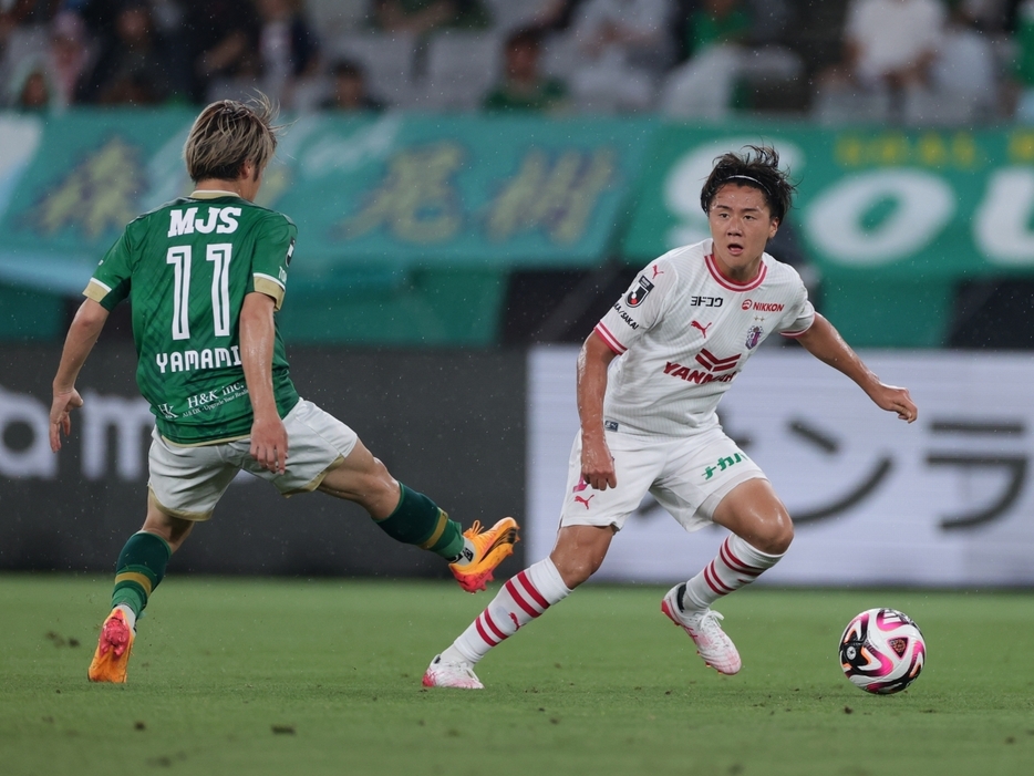 セレッソ大阪MF阪田澪哉(写真右)(J.LEAGUE)