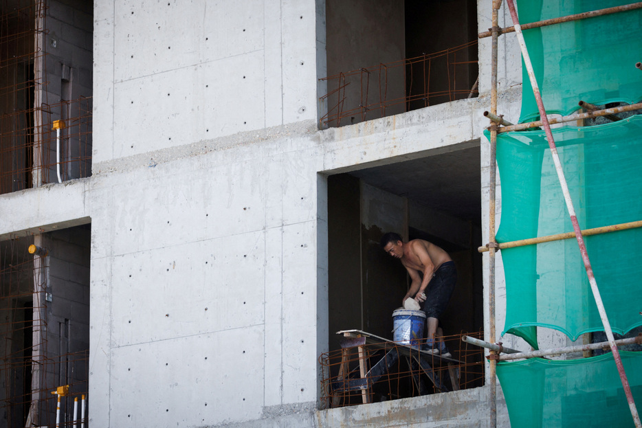 民間不動産調査会社の中国指数研究院が１日発表した調査結果によると、６月の国内１００都市の新築住宅平均価格は前月比０．１５％上昇した。写真は北京の住宅建設現場。２２年７月撮影。（2024年 ロイター/Thomas Peter/File Photo）
