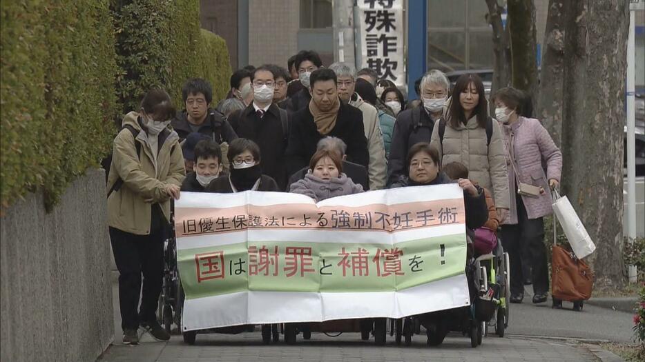 大阪高裁に入る支援者ら（今年1月）