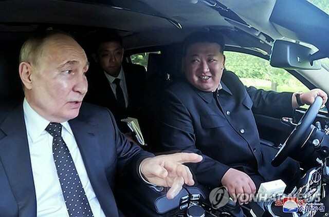 プーチン氏（左）から贈られたロシア製の高級車「アウルス」を運転する金正恩氏＝（朝鮮中央通信＝聯合ニュース）≪転載・転用禁止≫