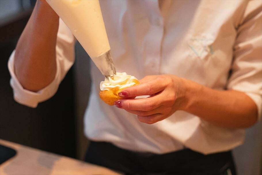 美しい見た目にうっとり。すべて手作業の白鳥シュー、プリン