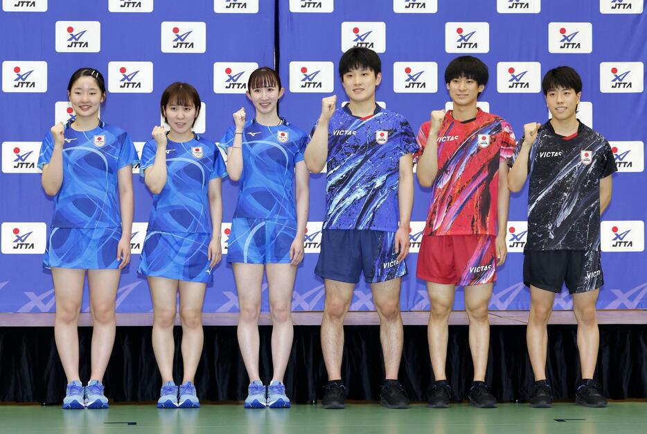 記者会見でポーズをとる卓球日本代表の（左から）女子の張本美和、平野美宇、早田ひな、男子の張本智和、戸上隼輔、篠塚大登＝12日、東京都北区の味の素ナショナルトレーニングセンター