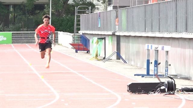 引っ張られる方向でトレーニングする柳田大輝選手