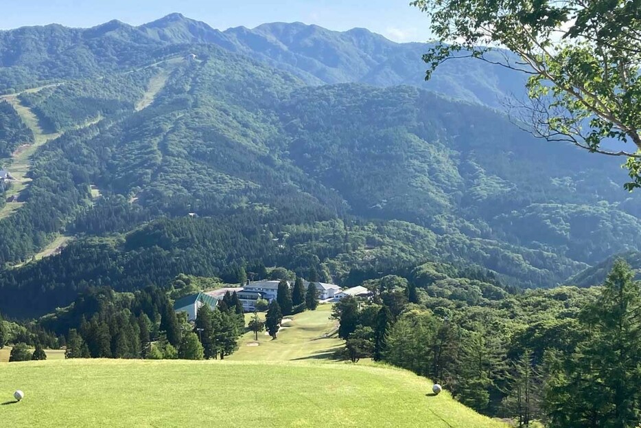 グリーンをはるか遠くに見下ろす白鳥高原カントリークラブ（岐阜県）9番パー5の“天空TEE”　写真:ゴルフ場提供