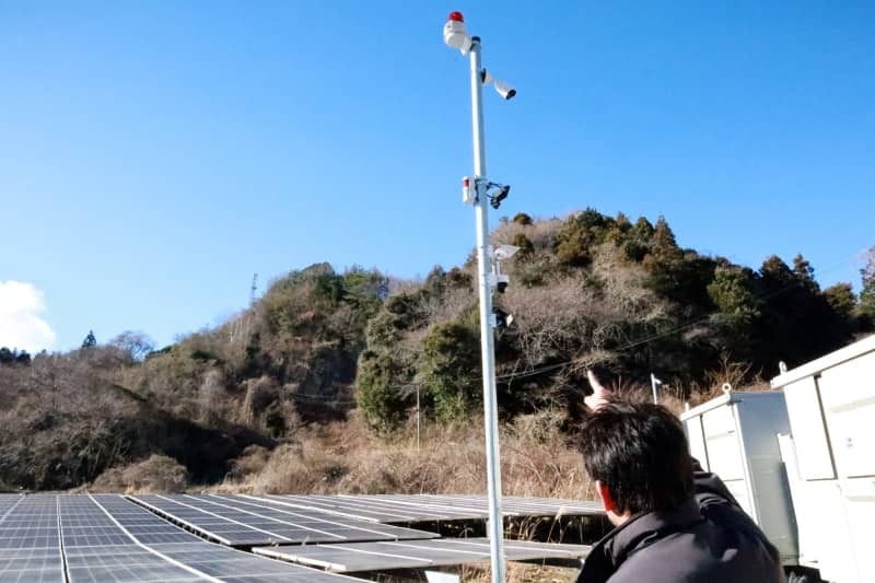 太陽光発電施設に取り付けられta警報機や防犯カメラ＝２０２４年１月、茨城県日立市