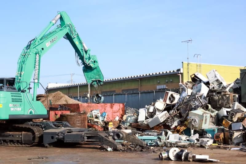 「やまたけ」では大きな金属くずを重機で潰して保管している＝２０２４年１月、茨城県かすみがうら市