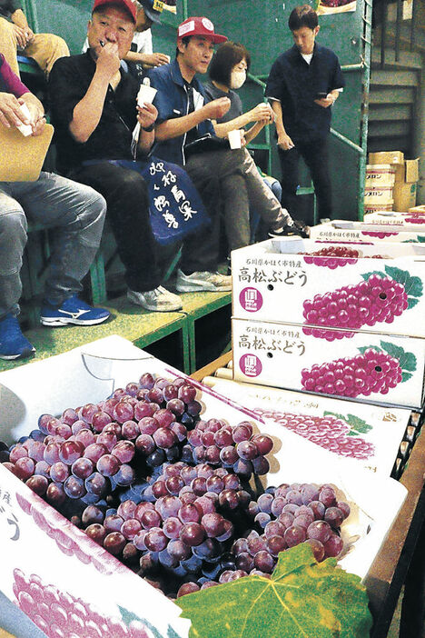 競りに掛けられた高松ぶどう＝８日午前５時５０分、金沢市中央卸売市場