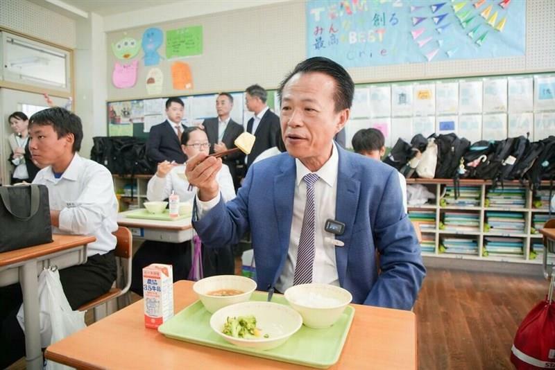 防府市立国府中の生徒らと嘉義県産パイナップルを味わう翁章梁県長（同県政府提供）