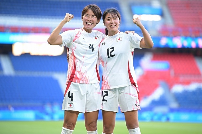 試合後の熊谷（左）と谷川（右）のやり取りが微笑ましかった。写真：金子拓弥 (サッカーダイジェスト写真部／JMPA代表撮影)