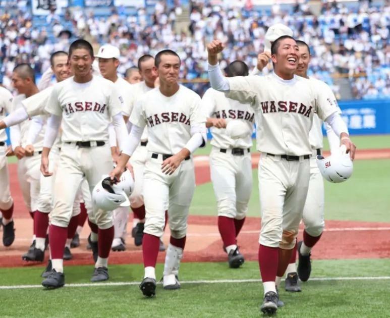 優勝した早稲田実ナイン