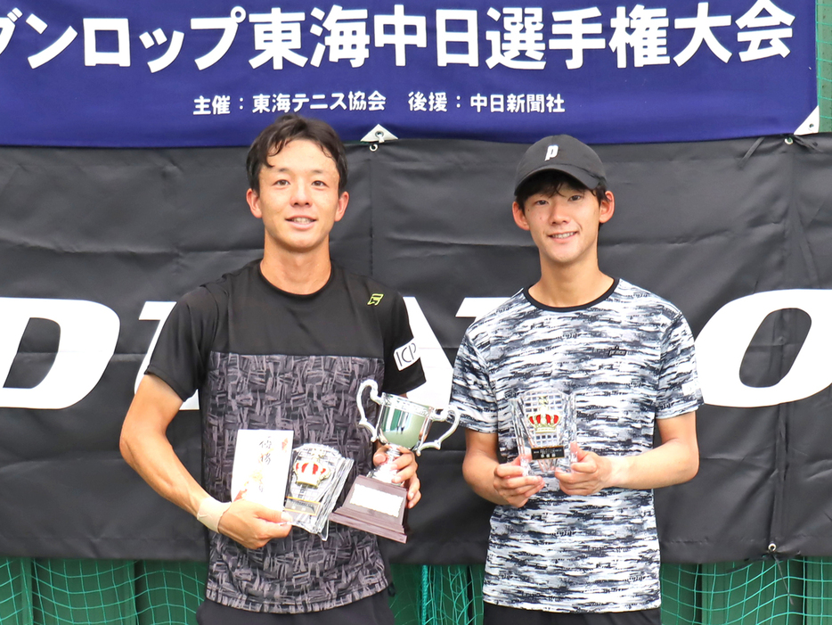 「2024ダンロップ第93回東海中日テニス選手権大会」（岐阜・長良川テニスプラザ）の男子シングルスで優勝を飾った竹島駿朗（JITC／左）と準優勝の高畑里玖（伊予銀行）（写真提供◎東海テニス協会）