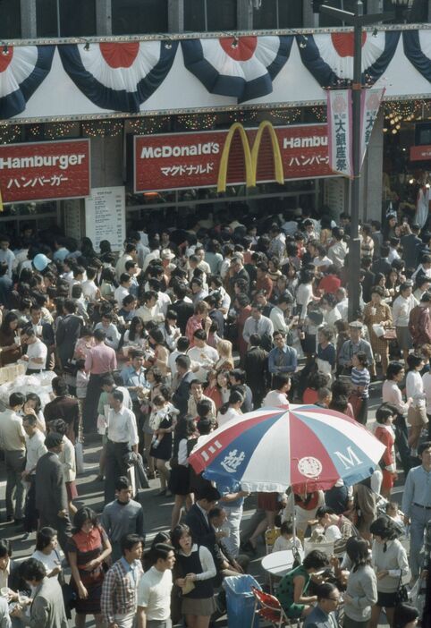 銀座三越（東京都中央区）にあった日本マクドナルドの1号店。歩行者天国の日は特ににぎわった　1973年撮影（時事）